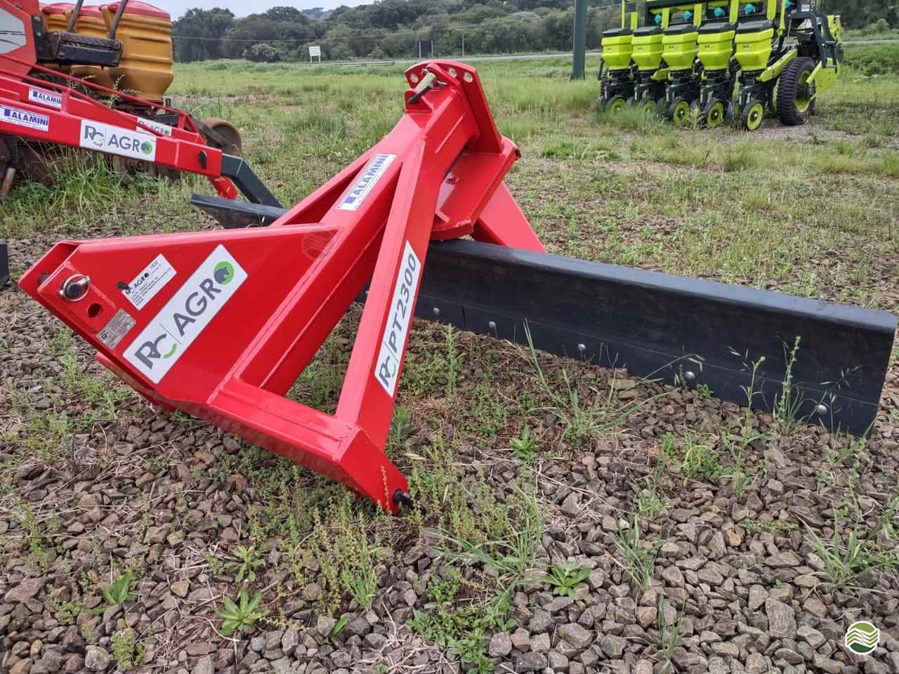 IMPLEMENTOS AGRICOLAS PLAINA NIVELADORA PLAINA HIDRÁULICA TRASEIRA Talamini Máquinas e Implementos Agrícolas CAMPOS NOVOS SANTA CATARINA SC